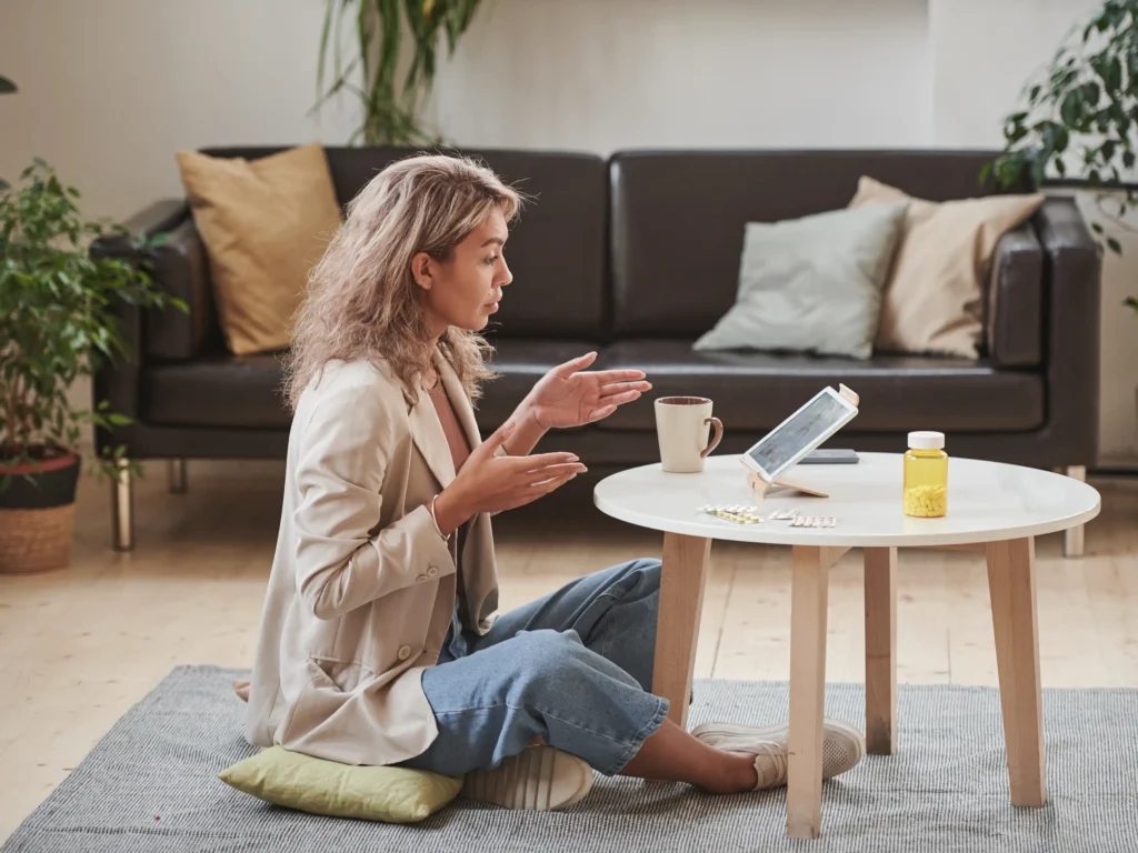 psicologa che esegue la seduta online in collegamento, psiologo online o in presenza?