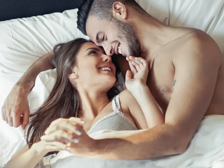 coppia a letto che si coccola, articolo di Psicologia Sana: 5 consigli sul sesso, come migliorare la sessualità nella coppia