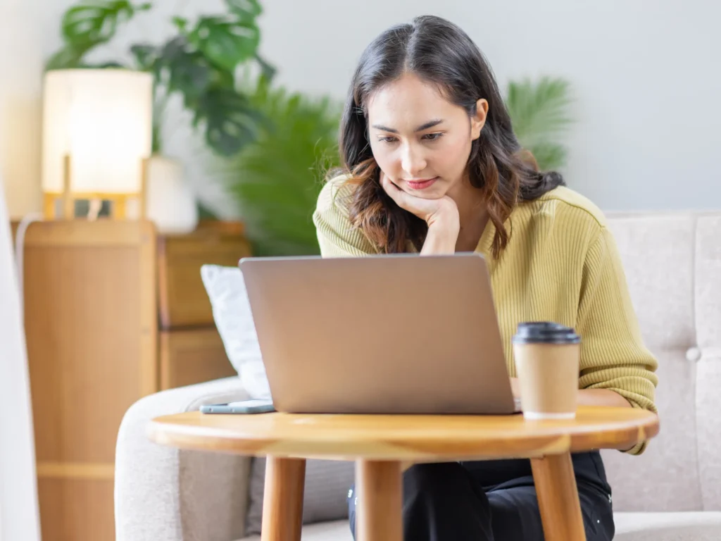 ragazza che confronta diverse alternative online per scegliere il giusto psicologo online