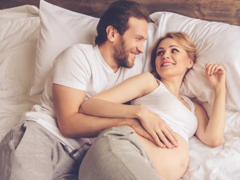 immagine di una coppia a letto che aspetta un bambino, articolo di Psicologia Sana. Sesso in gravidanza - scoprire il piacere e la propria identità sessuale