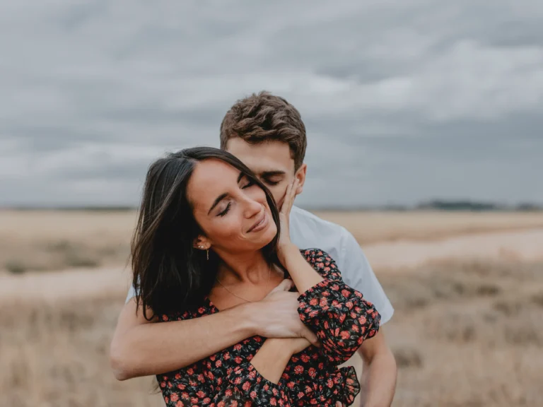 immagine di una coppia che si abbraccia in modo romantico, articolo di psicologia sana a riguardo di un viaggio nella complessità della sessualità femminile