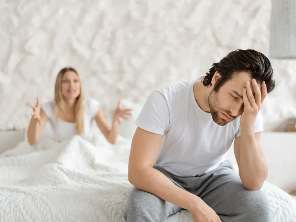 coppia che litiga in camera da letto, l'impatto delle disfunzioni sessuali sull'intimità, articolo di Psicologia Sana