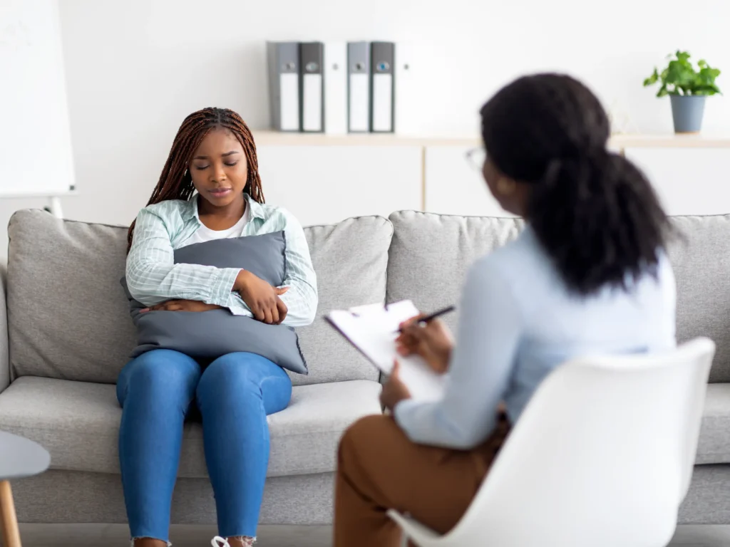 ragazza che segue un percorso di psicologia di supporto.le diverse risorse e supporto per coloro che si interrogano sulla propria identità sessuale, articolo di Psicologia Sana