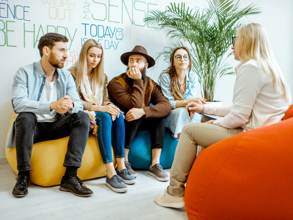 gruppo di persone seguite da una psicologa, l'importanza della psicologia nella vita quotidiana